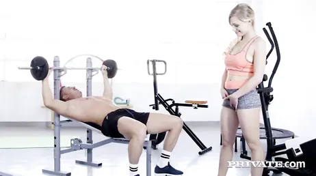 En plus de se mettre en forme à la salle de sport... Elle se fait baiser !