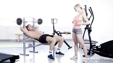 En plus de se mettre en forme à la salle de sport... Elle se fait baiser !
