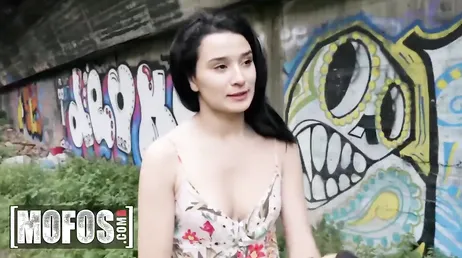 Mia Navarro, une vingtaine d'années, baise fort dans la rue..
