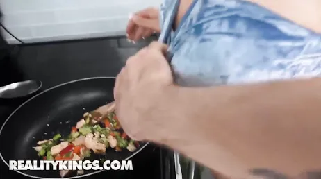 Ich bin schwanger, wir feiern das, indem wir zu Hause in der Küche hart ficken