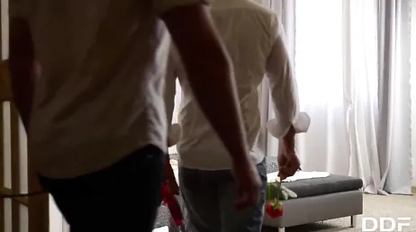 Elle se retrouve avec deux garçons qui vont la détruire à coup de bites !
