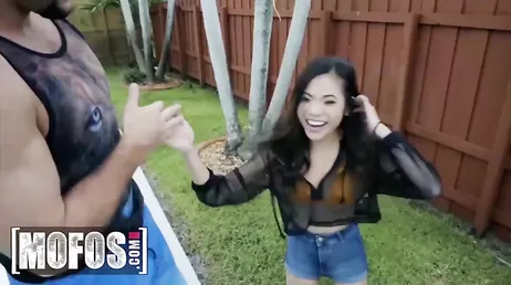 Baise très hardcore de la chatte juteuse de Vina Sky