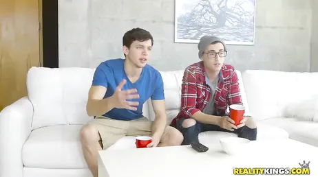 Ele vai se recompor com a grande mãe de seu amigo...