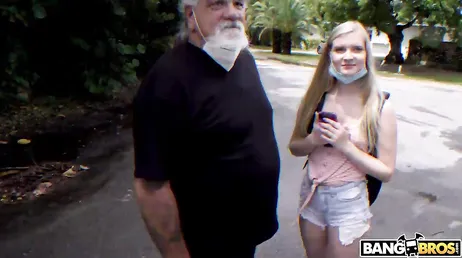 Eles ensinam ao avô como o negro fode a neta, droga.