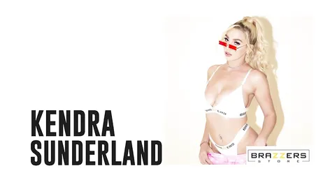 Il pose la main sur sa mère, Alexis Fawx est très mouillé.