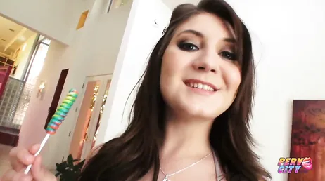Jojo Kiss sent une bonne bite dans son cul serré..