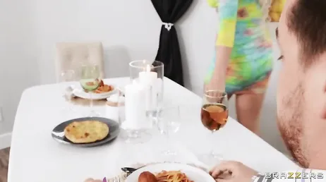 Elle me sert à manger et met aussi ses seins devant mon putain de visage...