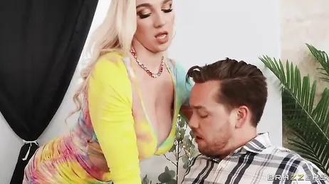 Elle me sert à manger et met aussi ses seins devant mon putain de visage...