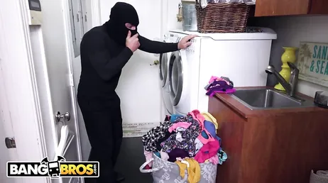 Le mari dort et elle baise avec ce voleur, un macho fou..