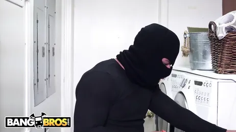 Le mari dort et elle baise avec ce voleur, un macho fou..