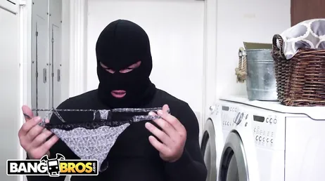 Le mari dort et elle baise avec ce voleur, un macho fou..