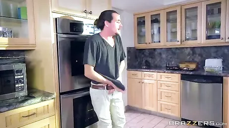 Fico sozinho com a sogra na cozinha... Que tetas!