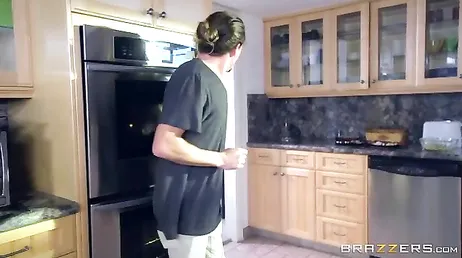 Fico sozinho com a sogra na cozinha... Que tetas!