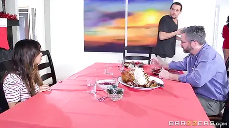Fico sozinho com a sogra na cozinha... Que tetas!