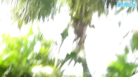 Utnyttja det fina vädret för att onanera i trädgården!
