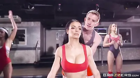 Baiser la brune Sophia Laure dans la salle de sport, quelle folie !