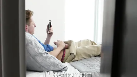 Jag fångar min rumskamrat som rycker och tittar på XXX gayporr