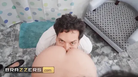 Eh bien, tante, c'est vrai... Ton copain a une très grosse et grosse baise...