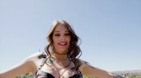 En elak liten slampa förbereder sig för ett bra interracial knull..