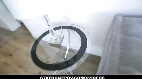 Han har en flickvän som är en fröjd... Vilket bra tjejansikte...
