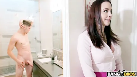 Chanel Preston hallucineert met de lul van haar zoon, wat een lul!