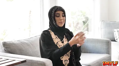 Fuck that Arab woman, what a blowjob she does, damn.