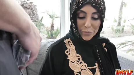 Fuck that Arab woman, what a blowjob she does, damn.