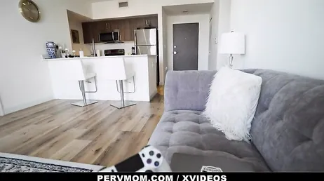 Elle est excitée quand elle regarde du porno gratuit avec son partenaire.
