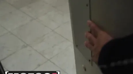 Han fångar en tjej från gymmet som rör vid sig själv i duscharna..