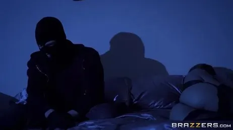 Il ladro vede August Ames e... Al diavolo i gioielli!