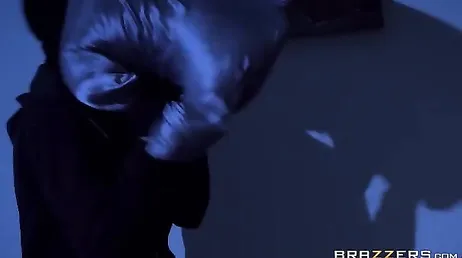 Il ladro vede August Ames e... Al diavolo i gioielli!