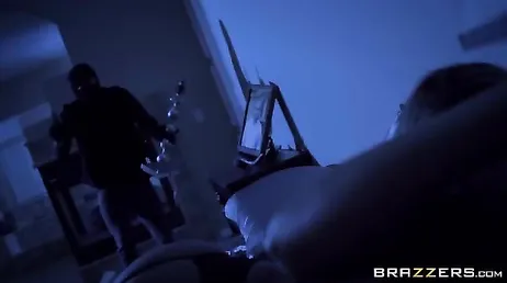 Il ladro vede August Ames e... Al diavolo i gioielli!