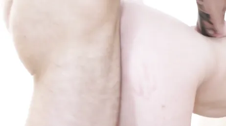 Le plaisir sur son visage montre qu'il apprécie ça à quatre pattes.