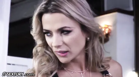 La spectaculaire MILF Shalina Devine, elle s'améliore chaque jour..