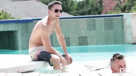 Sesso in piscina con due amici.. Come si fa il maiale..