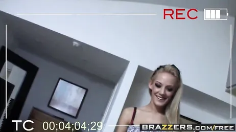 Die Blondine will richtig hart ficken. Sie reitet einen Schwanz.