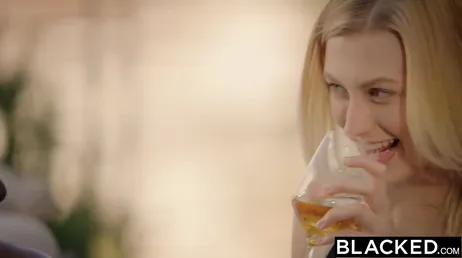 Wanneer hij zijn zwarte neukmaatjes ontmoet, heeft hij een goede tijd...