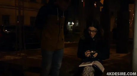 Vai com a garota de óculos, que boquetes bons ela dá, uuf!
