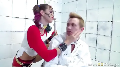 Harter Sex in der Anstalt mit der Mittzwanzigerin Riley Reid