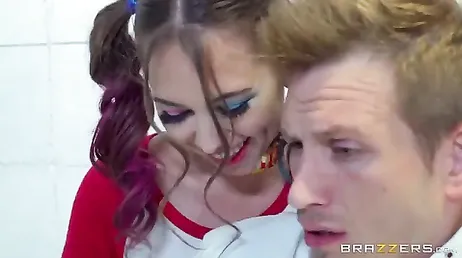 Harter Sex in der Anstalt mit der Mittzwanzigerin Riley Reid