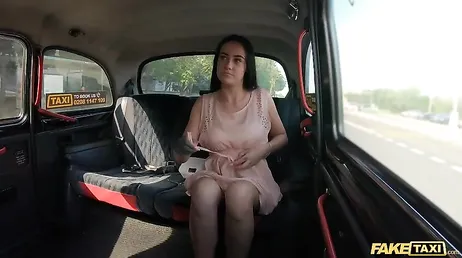 Quelle baise la fille se fait dans le taxi... !!