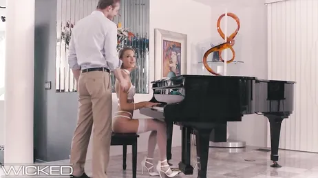 Pianoklass eller jävlas med den snygga pianoläraren?