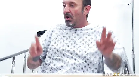 Doktor Keiran Lee knullar milf-sköterskan Reagan Foxx