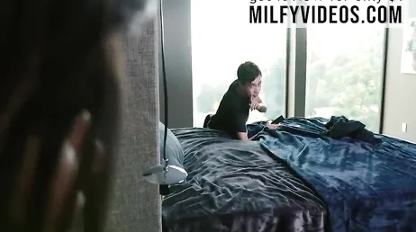 La sua ragazza glielo succhia, gli succhia fino all'ultima goccia, che troia