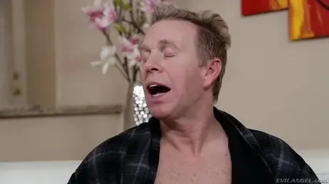 Je ne pensais pas que papa allait avoir cette bonne bite, quelle bite !