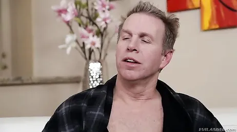 Je ne pensais pas que papa allait avoir cette bonne bite, quelle bite !