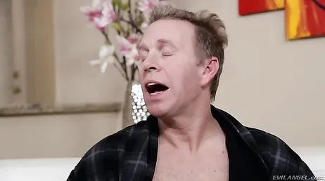 Je ne pensais pas que papa allait avoir cette bonne bite, quelle bite !