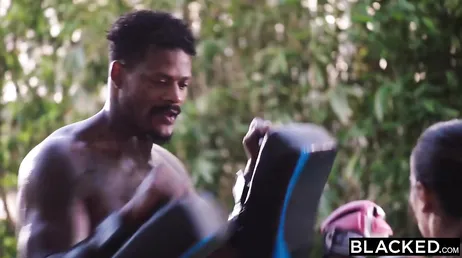 Parece que seu treinador de kickboxing a deixou muito gorda...