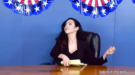 Le président enfile ses bottes avec ce secrétaire, ouf !