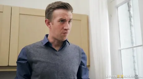 Le gars le met dans la cuisine, bon sang, si mes parents le découvrent...